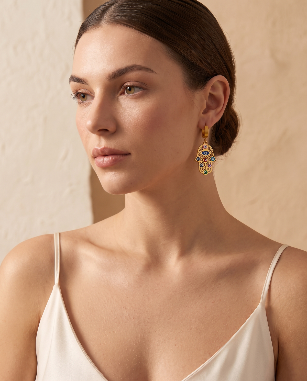 Soft Brilliance Earring, lifestyle on model | Soft Brilliance oorbellen, lifestyle op model