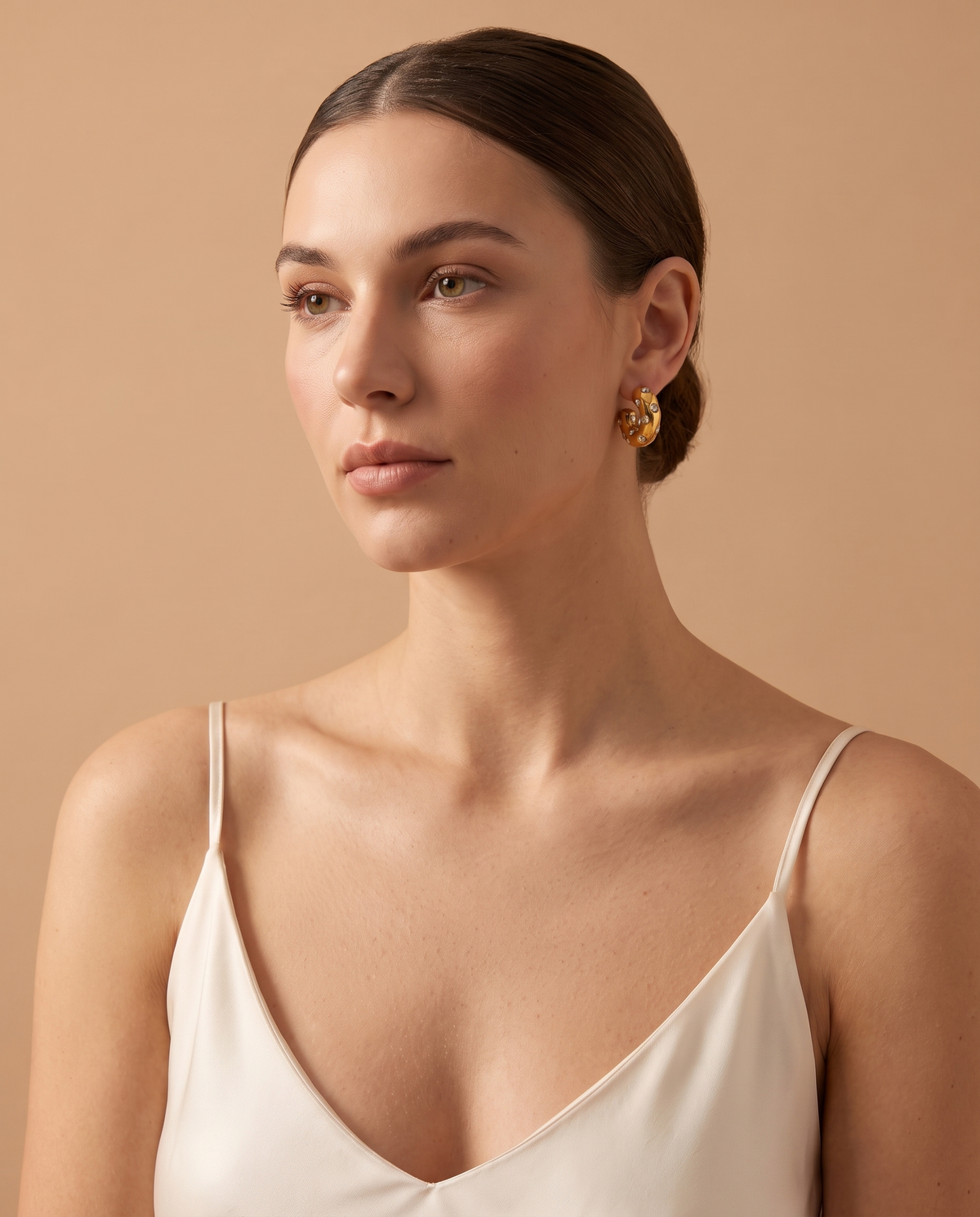 Dreamy Sunset Gold-Tone Sparkle Earrings, lifestyle on model | Dreamy Sunset oorbellen, lifestyle op model