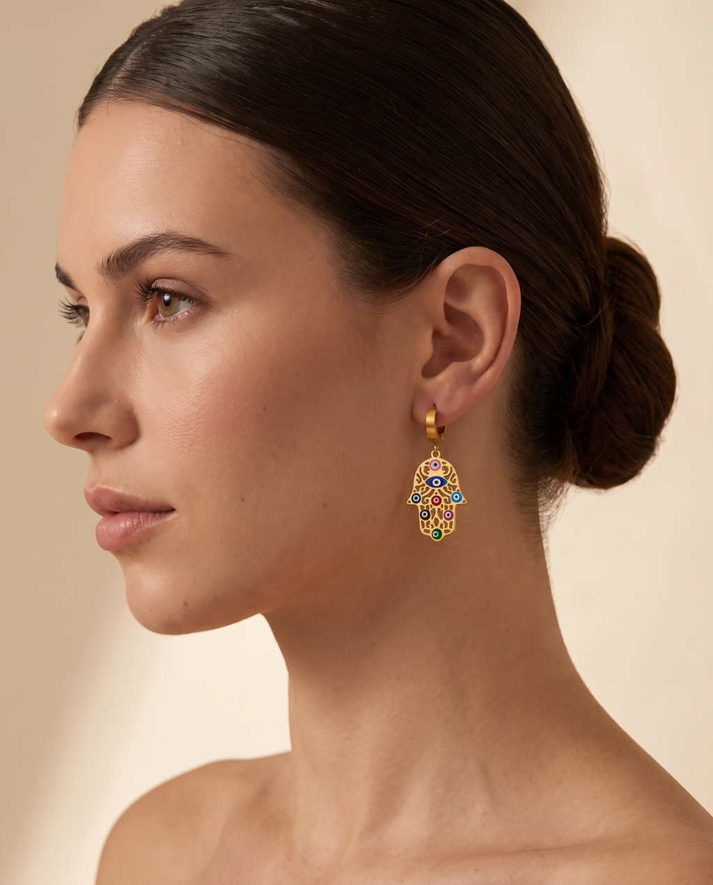 Soft Brilliance Earring, gold-tone, worn on model | Soft Brilliance oorbellen, goudkleurig, gedragen door model