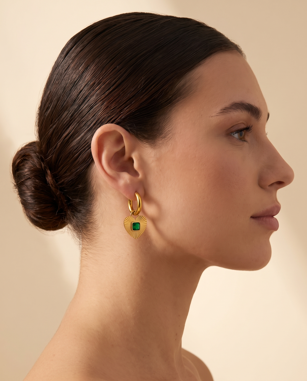 Ocean Grace Earring, gold-tone, worn on model | Ocean Grace oorbellen, goudkleurig, gedragen door model