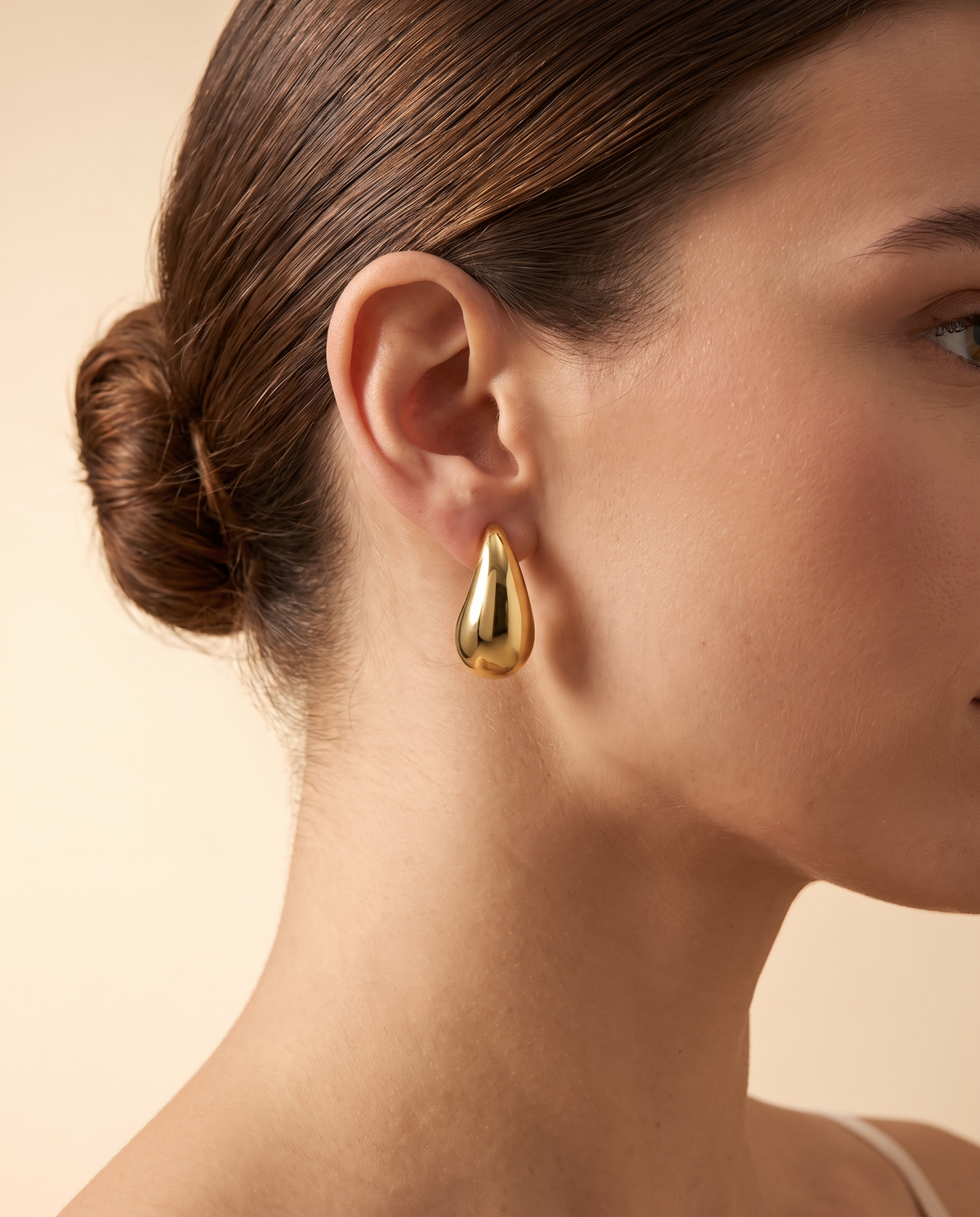 Elegant Touch Gold-Tone Teardrop Earrings, gold-tone, worn on model | Elegant Touch druppeloorbellen, goudkleurig, gedragen door model