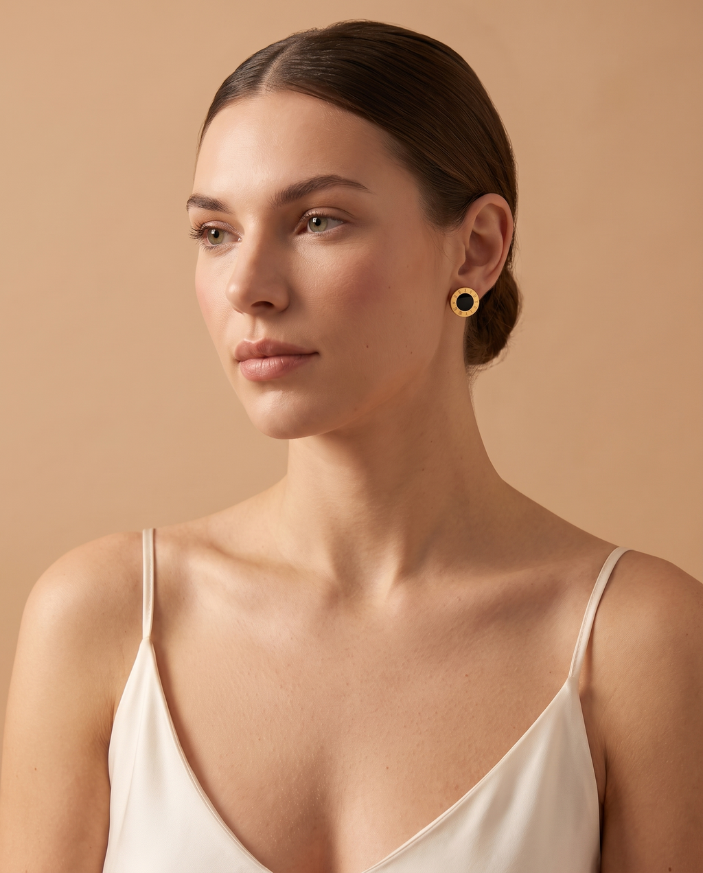 Mystic Moon Earring, lifestyle on model | Mystic Moon oorbellen, lifestyle op model