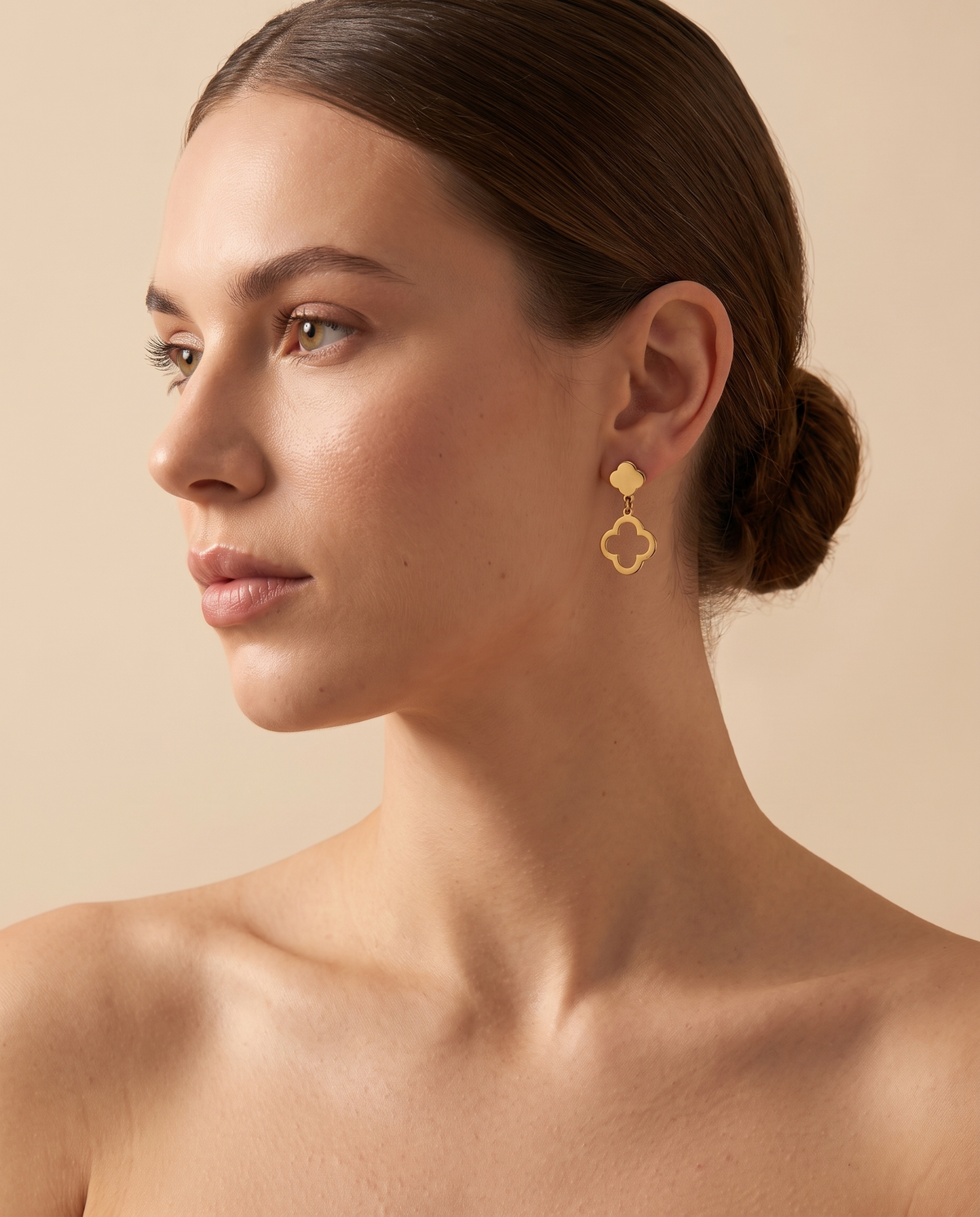 Velvet Shine Earring, gold-tone, worn on model | Velvet Shine oorbellen, goudkleurig, gedragen door model
