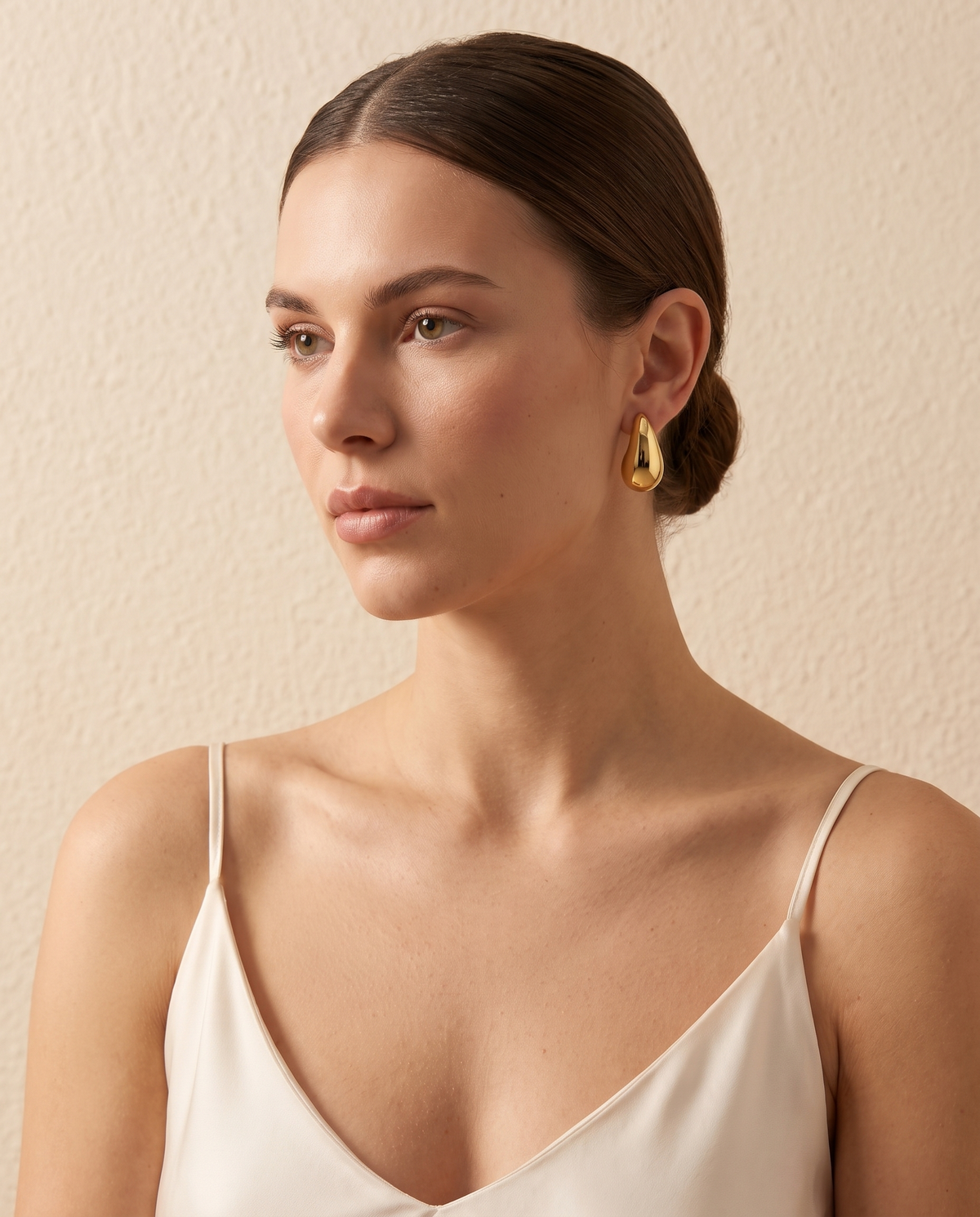 Elegant Touch Gold-Tone Teardrop Earrings, lifestyle on model | Elegant Touch druppeloorbellen, lifestyle op model