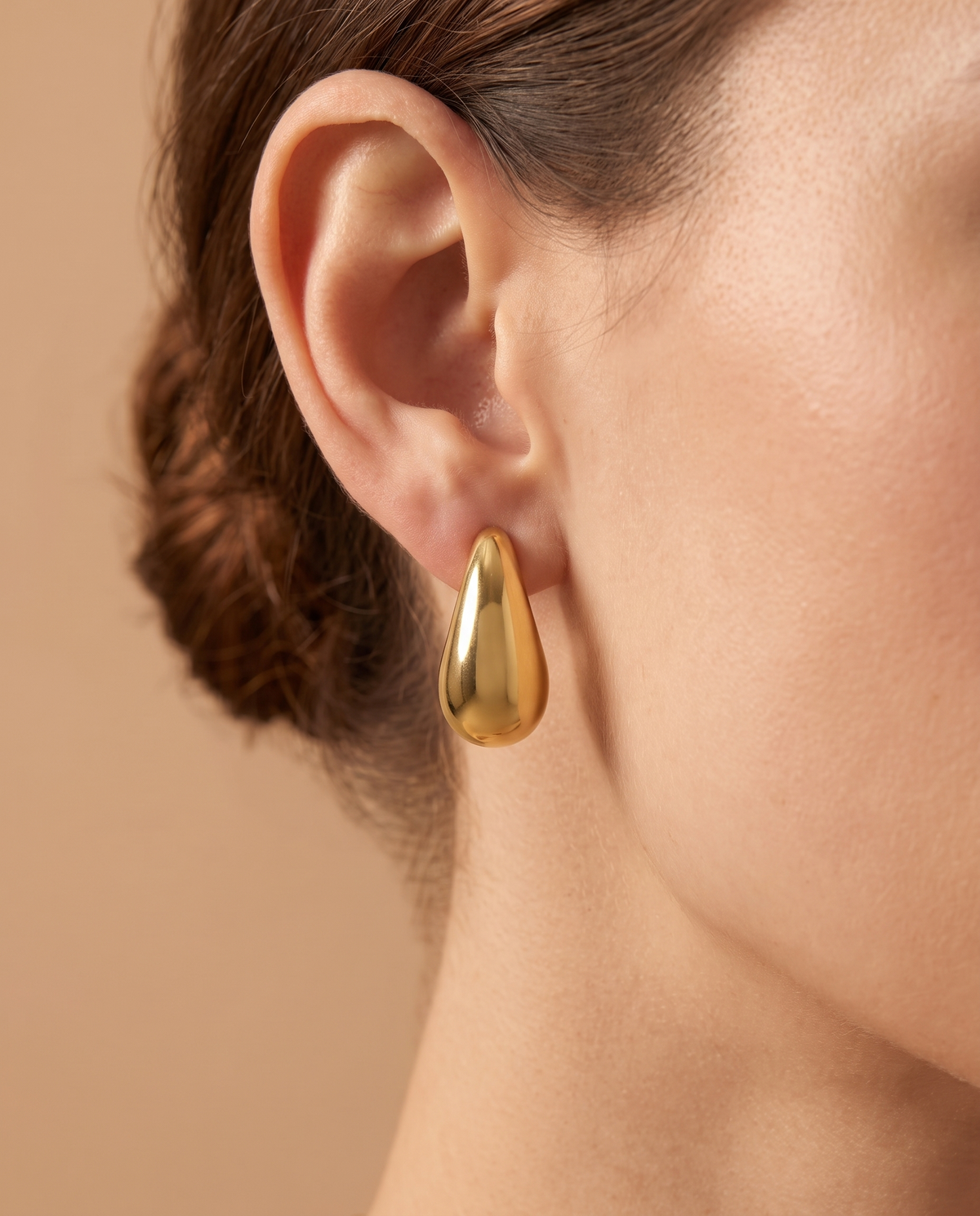 Elegant Touch Gold-Tone Teardrop Earrings, close-up detail | Elegant Touch druppeloorbellen, close-up detail