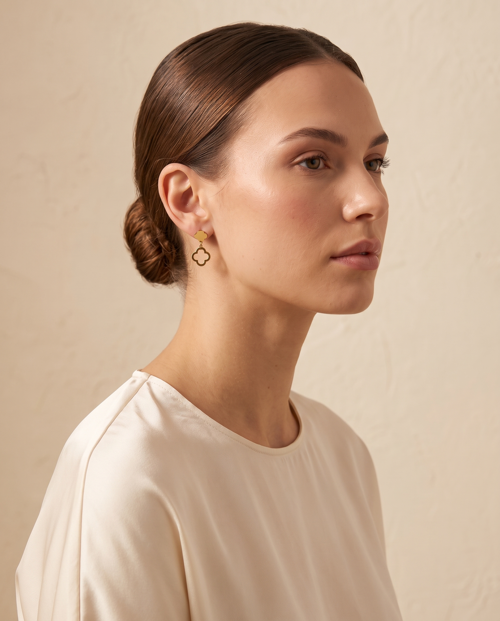 Velvet Shine Earring, lifestyle on model | Velvet Shine oorbellen, lifestyle op model