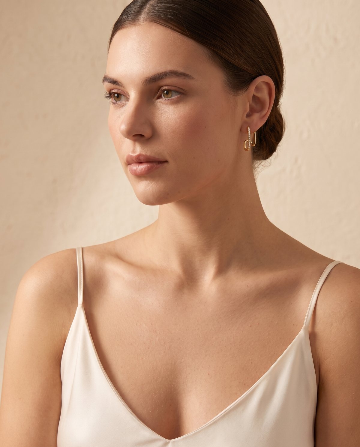 Golden Promise Earring, lifestyle on model | Golden Promise oorbellen, lifestyle op model