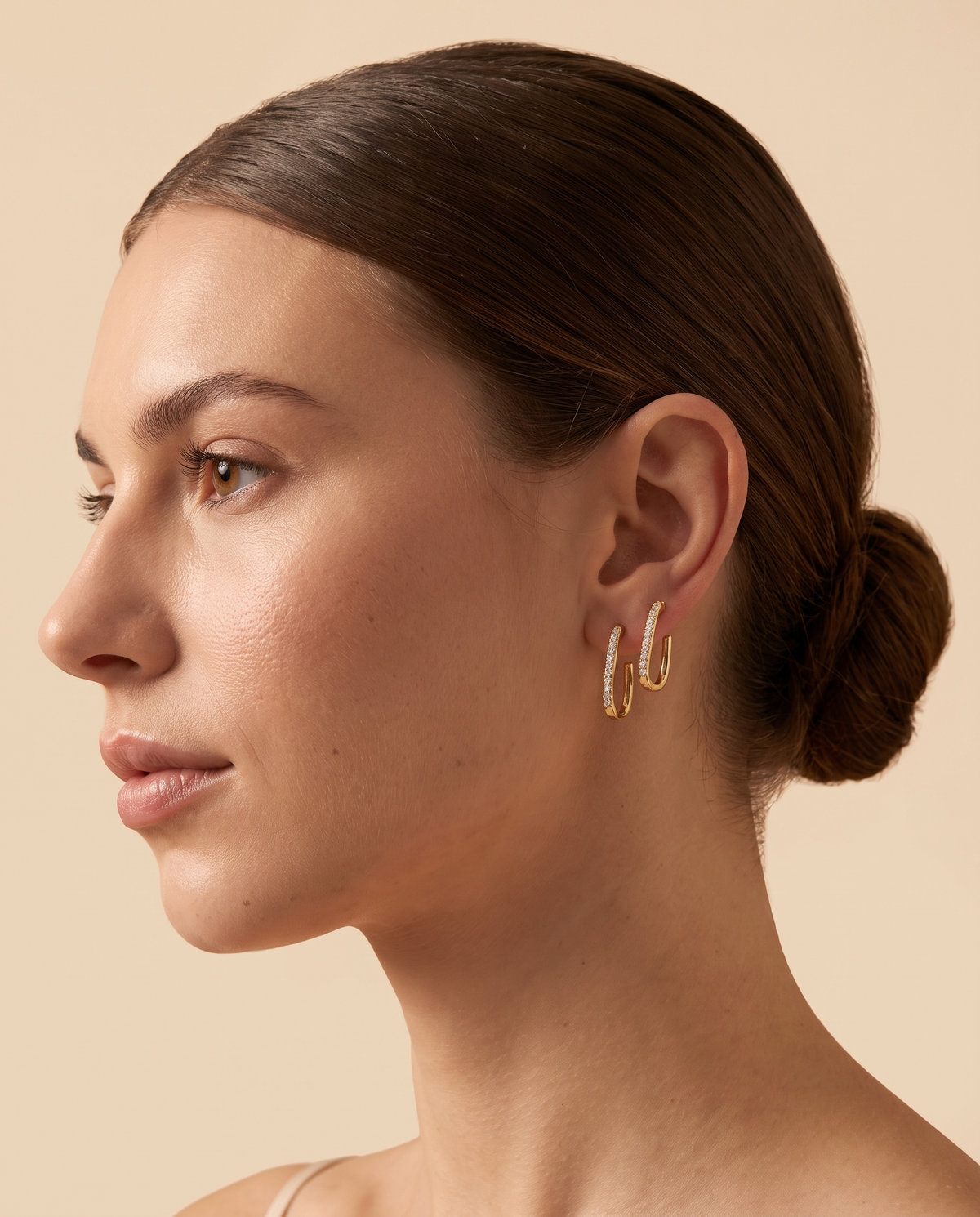 Golden Promise Earring, gold-tone, worn on model | Golden Promise oorbellen, goudkleurig, gedragen door model
