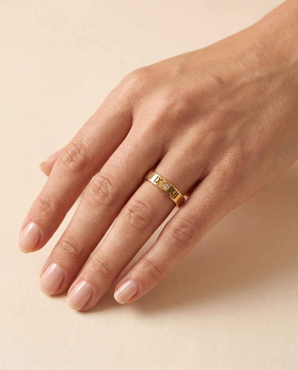 Warm Glow Ring, gold-tone, worn on the hand | Warm Glow ring, goudkleurig, gedragen aan de hand