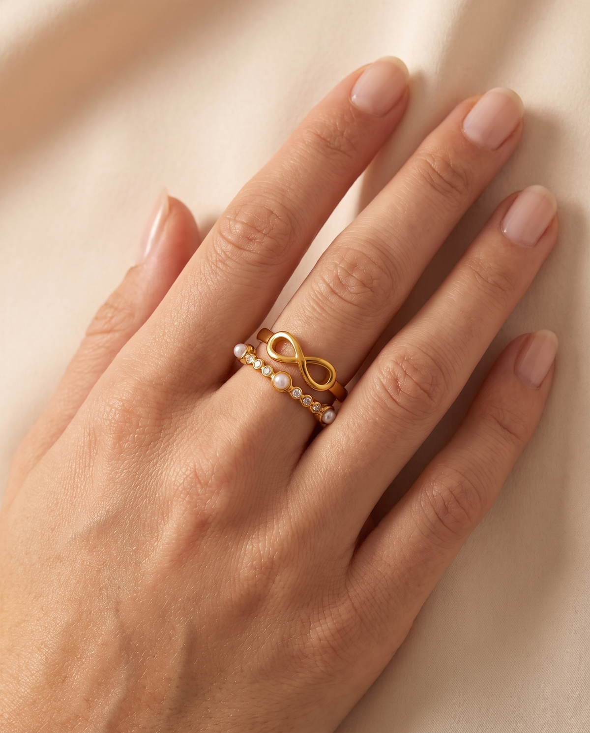 Ocean Pearl Ring, gold-tone, worn on the hand | Ocean Pearl ring, goudkleurig, gedragen aan de hand