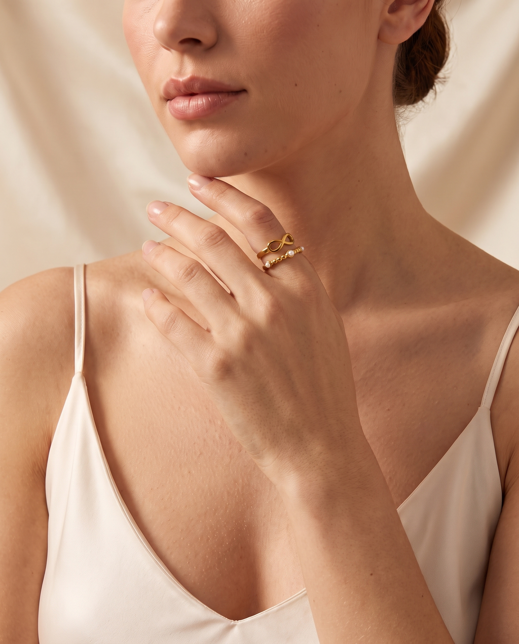 Ocean Pearl Ring, lifestyle on model | Ocean Pearl ring, lifestyle op model