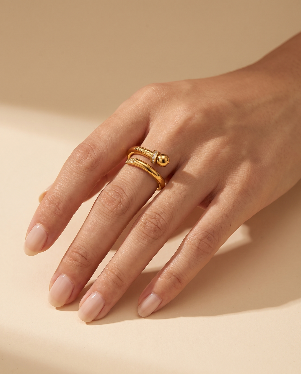 Timeless Beauty Ring, gold-tone, worn on the hand | Timeless Beauty ring, goudkleurig, gedragen aan de hand