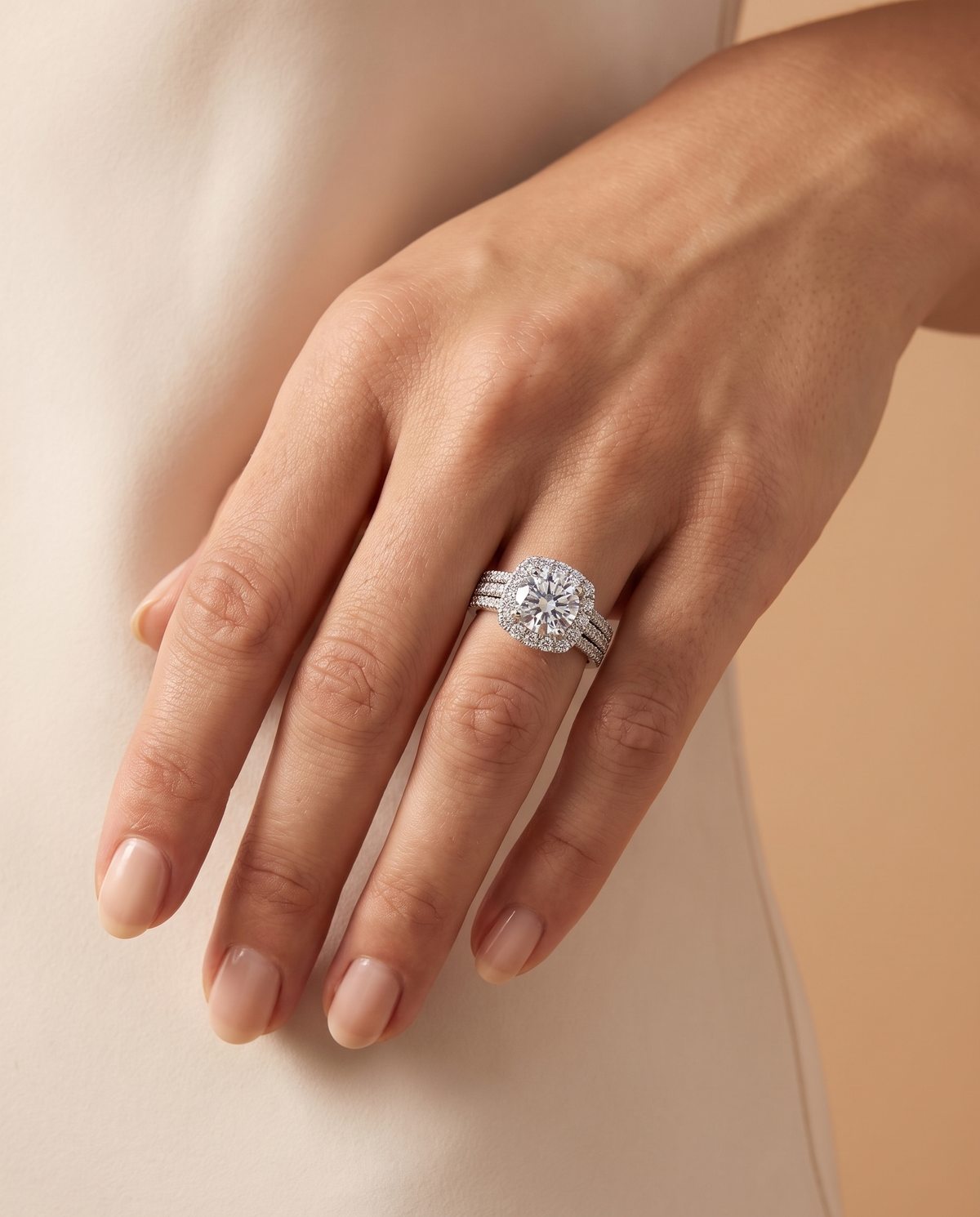 Silver Harmony Ring, silver-tone, worn on the hand | Silver Harmony ring, zilverkleurig, gedragen aan de hand
