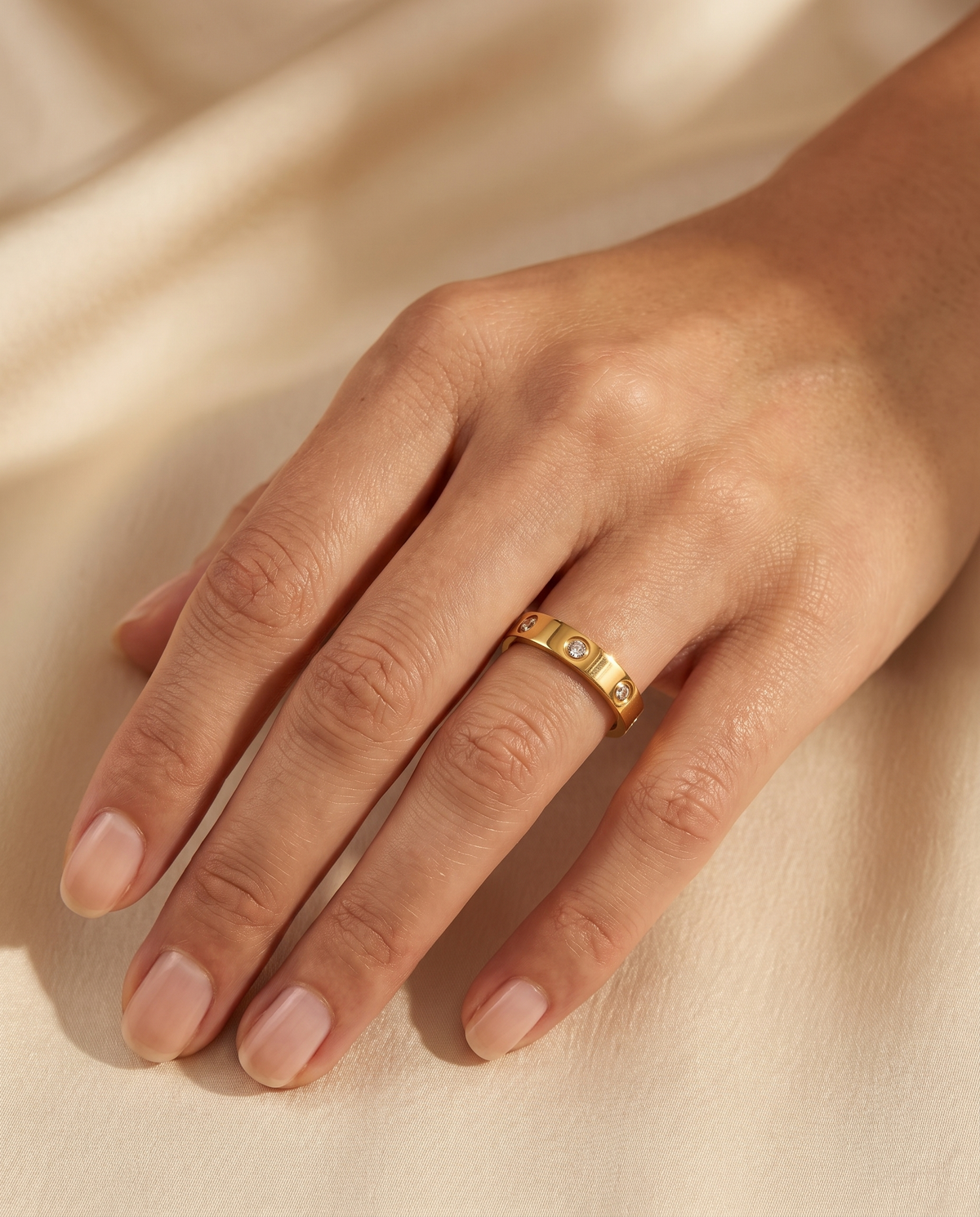 Graceful Arc Ring, gold-tone, worn on the hand | Graceful Arc ring, goudkleurig, gedragen aan de hand
