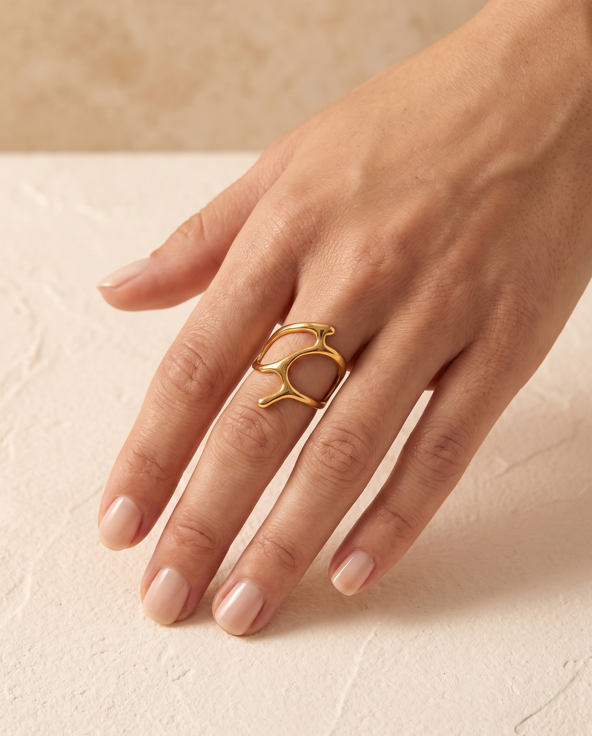 Warm Breeze Ring, gold-tone, worn on the hand | Warm Breeze ring, goudkleurig, gedragen aan de hand