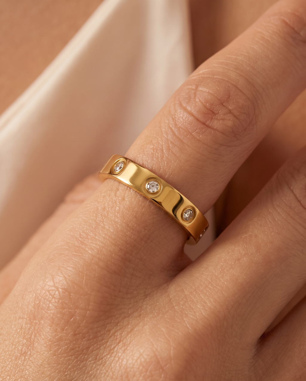 Graceful Arc Ring, close-up detail | Graceful Arc ring, close-up detail