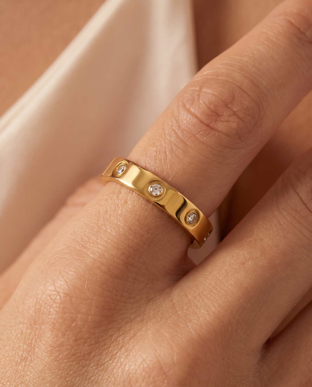 Graceful Arc Ring, close-up detail | Graceful Arc ring, close-up detail