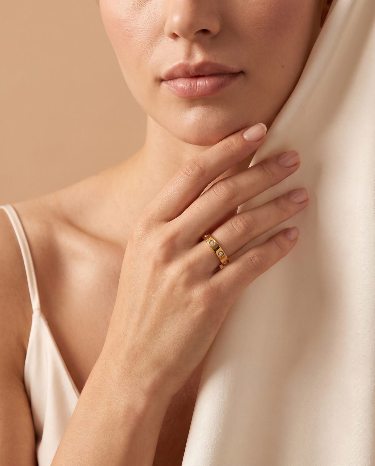 Graceful Arc Ring, lifestyle on model | Graceful Arc ring, lifestyle op model