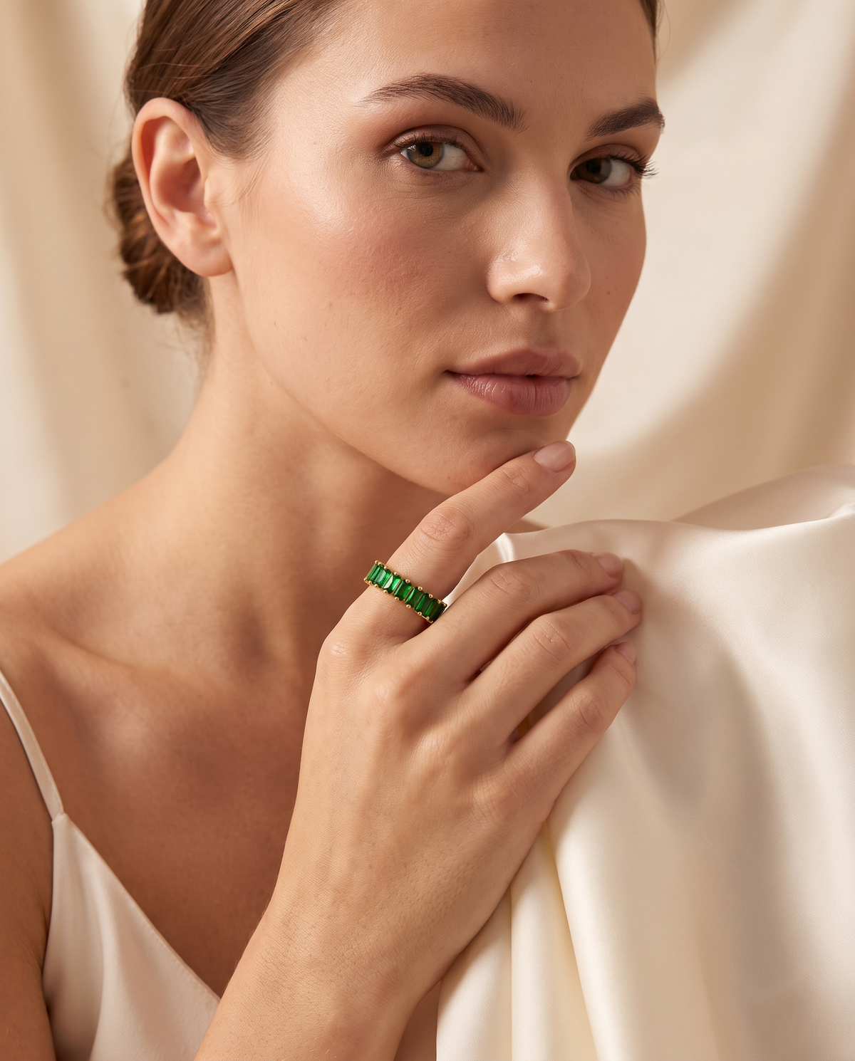 Simple Elegance Ring, lifestyle on model | Simple Elegance ring, lifestyle op model
