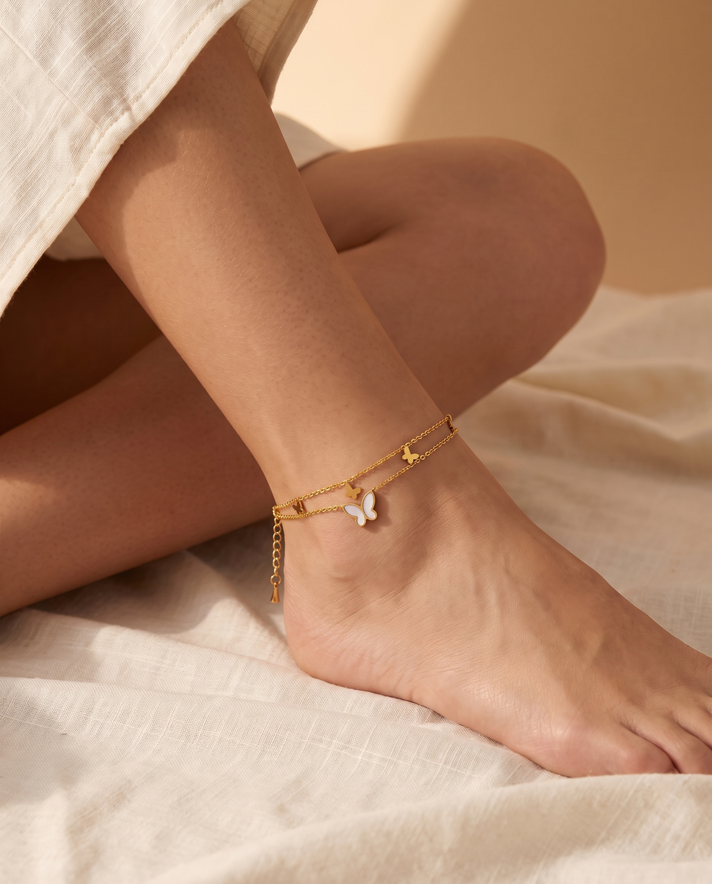 Soft Glow Anklet, lifestyle on model | Soft Glow enkelbandje, lifestyle op model