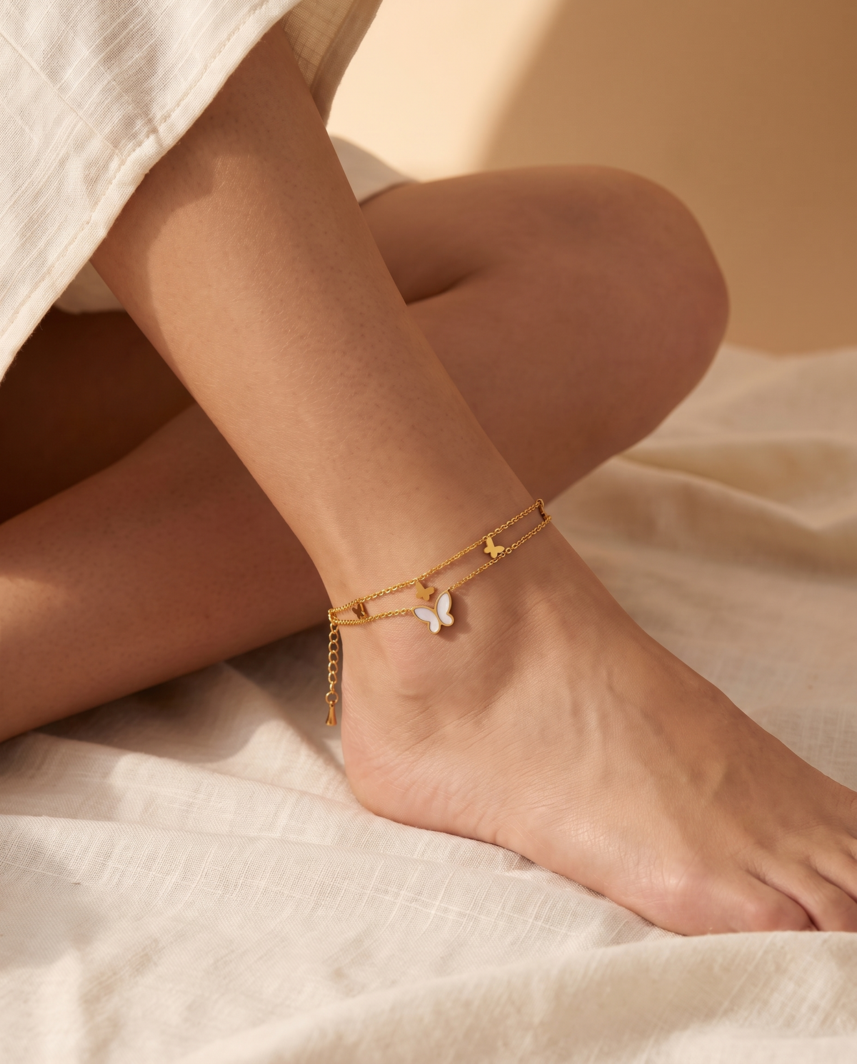 Soft Glow Anklet, lifestyle on model | Soft Glow enkelbandje, lifestyle op model