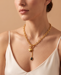 Timeless Glow Necklace, gold-tone oval link chain with toggle, heart charm and black stone worn on model | Timeless Glow ketting, goudkleurige ovale schakelketting met knevelsluiting, hartje en zwarte steen gedragen door model