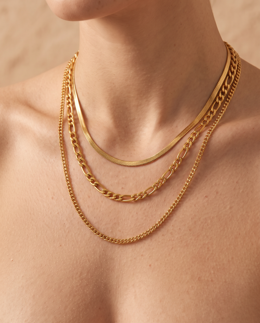 Celestial Glow Layered Chain Necklace Set, close-up of the three gold-tone chains | Celestial Glow kettingset, close-up van de drie goudkleurige kettingen