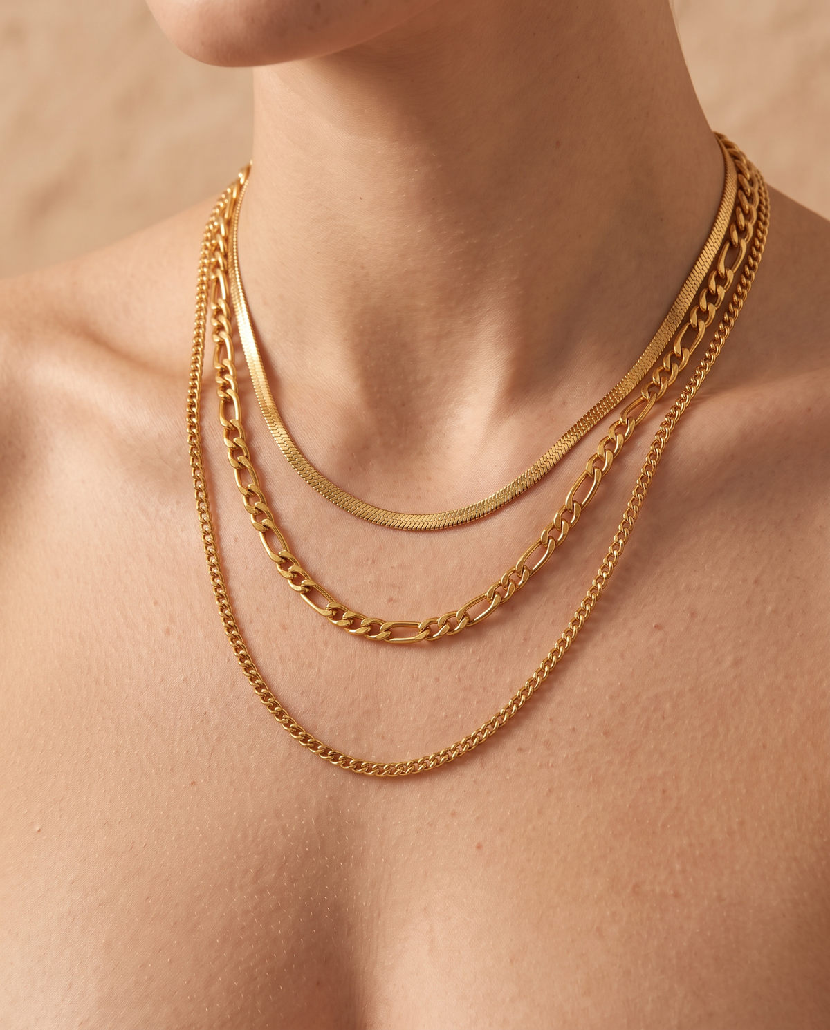 Celestial Glow Layered Chain Necklace Set, close-up of the three gold-tone chains | Celestial Glow kettingset, close-up van de drie goudkleurige kettingen