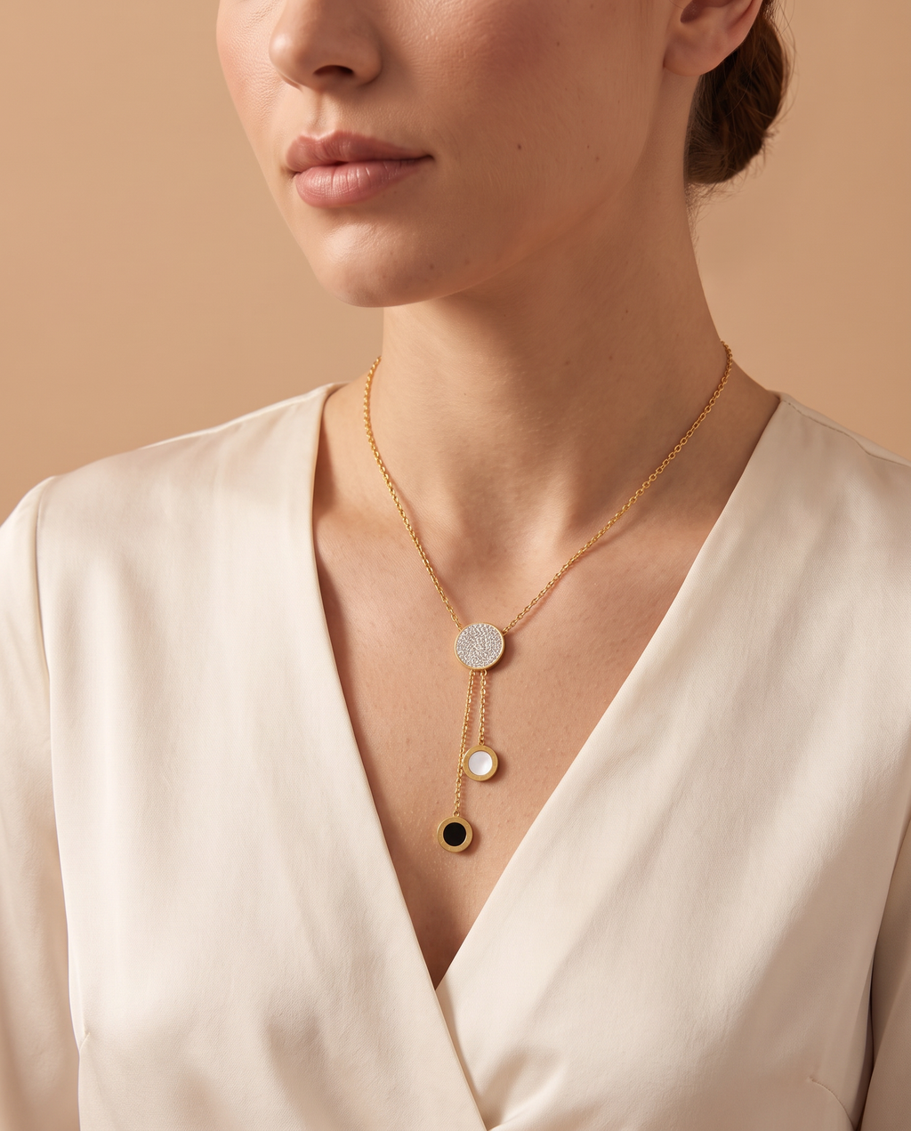 Hidden Spark Necklace, portrait on model | Hidden Spark ketting, portret op model