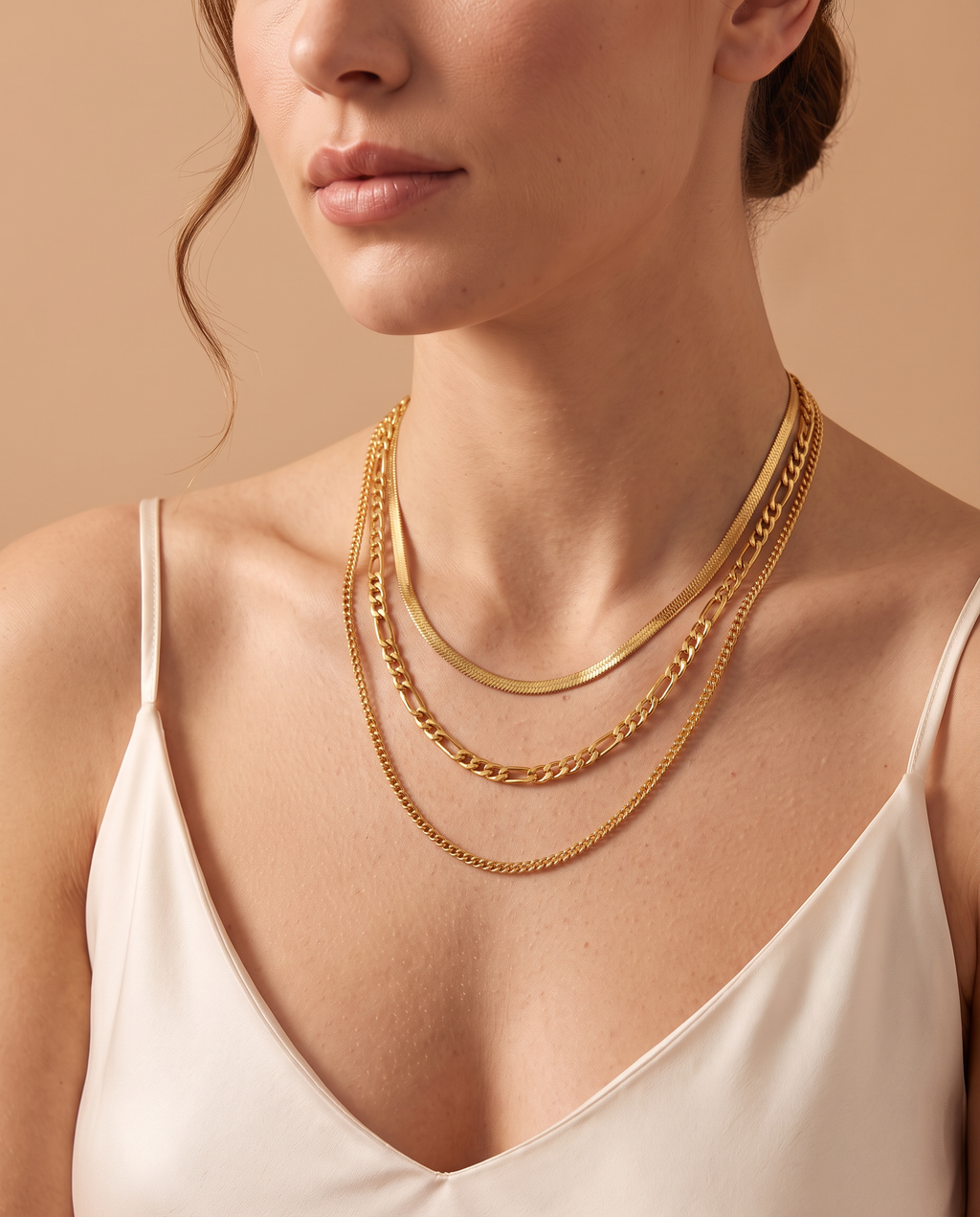 Celestial Glow Layered Chain Necklace Set, herringbone, figaro and curb chains worn on model | Celestial Glow kettingset, slangen-, figaro- en gourmetketting gedragen door model