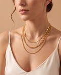 Celestial Glow Layered Chain Necklace Set, herringbone, figaro and curb chains worn on model | Celestial Glow kettingset, slangen-, figaro- en gourmetketting gedragen door model