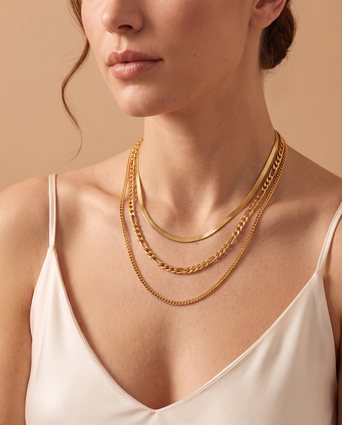 Celestial Glow Layered Chain Necklace Set, herringbone, figaro and curb chains worn on model | Celestial Glow kettingset, slangen-, figaro- en gourmetketting gedragen door model