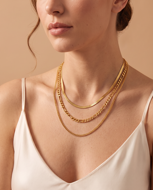 Celestial Glow Layered Chain Necklace Set, herringbone, figaro and curb chains worn on model | Celestial Glow kettingset, slangen-, figaro- en gourmetketting gedragen door model