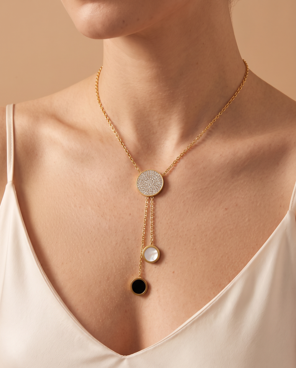 Hidden Spark Necklace, close-up of the sparkling disc and white and black round drops | Hidden Spark ketting, close-up van de sprankelende schijf en de witte en zwarte ronde hangertjes