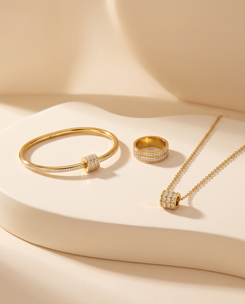 Endless Love Set, bangle, ring and necklace with sparkling barrel charms | Endless Love set, bangle, ring en ketting met sprankelende cilinderbedels