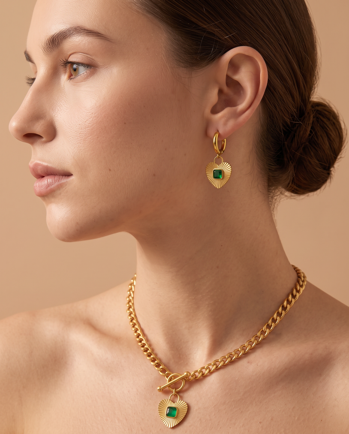 Ocean Grace Set, heart earring and necklace worn on model | Ocean Grace set, hartoorring en ketting gedragen door model