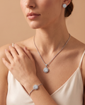 Crystal Glow 3-Piece Set, silver-tone halo studs, pendant and bracelet worn on model | Crystal Glow 3-delige set, zilverkleurige oorknopjes, hanger en armband gedragen door model
