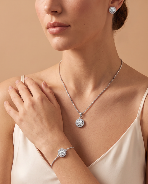 Crystal Glow 3-Piece Set, silver-tone halo studs, pendant and bracelet worn on model | Crystal Glow 3-delige set, zilverkleurige oorknopjes, hanger en armband gedragen door model