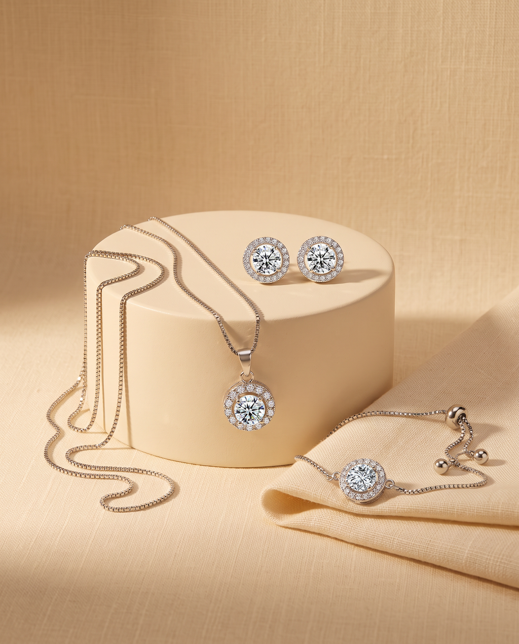 Crystal Glow 3-Piece Set, silver-tone studs, pendant necklace and slider bracelet | Crystal Glow 3-delige set, zilverkleurige oorknopjes, hangerketting en schuifarmband
