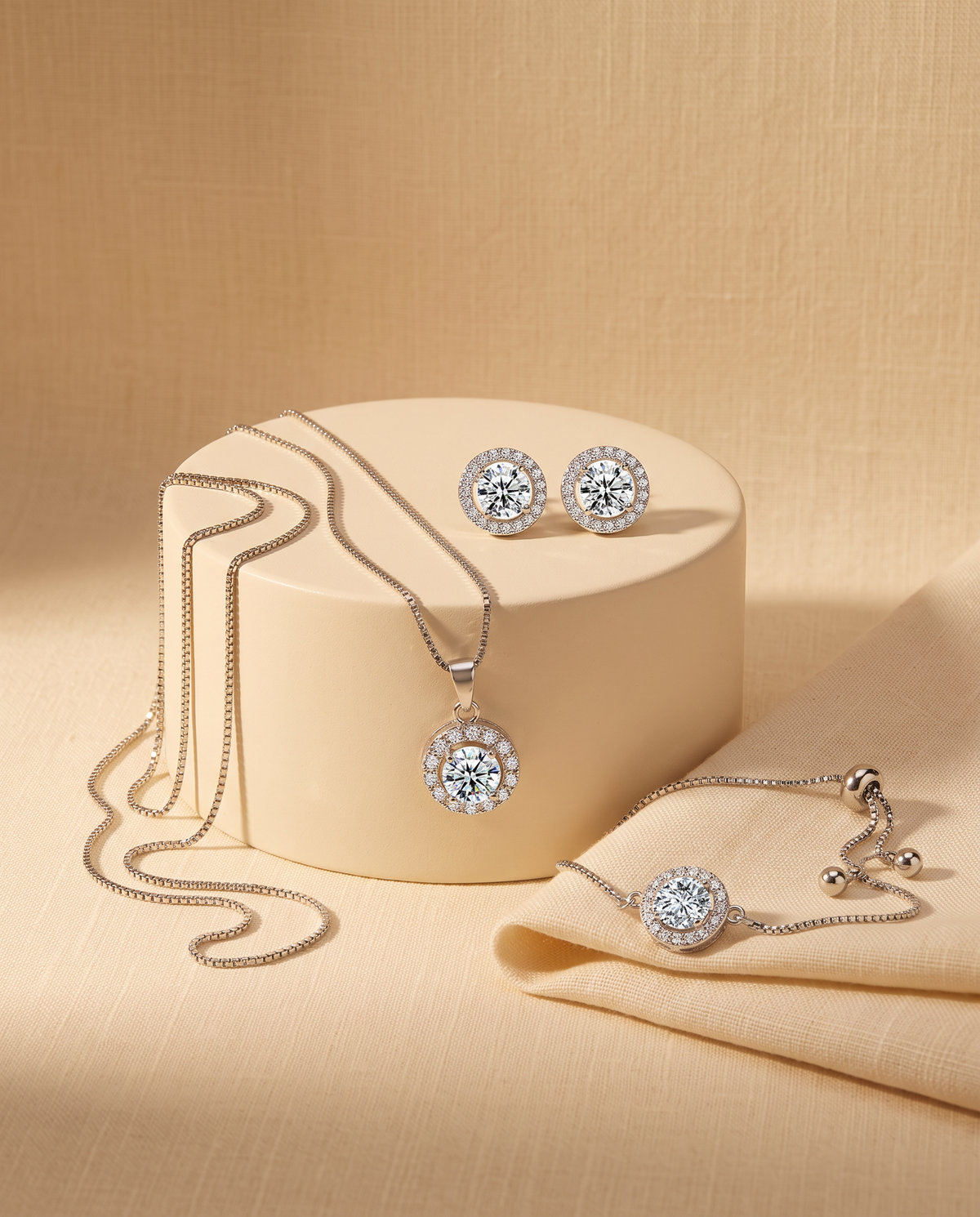 Crystal Glow 3-Piece Set, silver-tone studs, pendant necklace and slider bracelet | Crystal Glow 3-delige set, zilverkleurige oorknopjes, hangerketting en schuifarmband