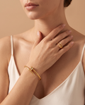 Timeless Beauty Set, gold-tone nail-style bangle and ring worn on model | Timeless Beauty set, goudkleurige spijkerarmband en ring gedragen door model