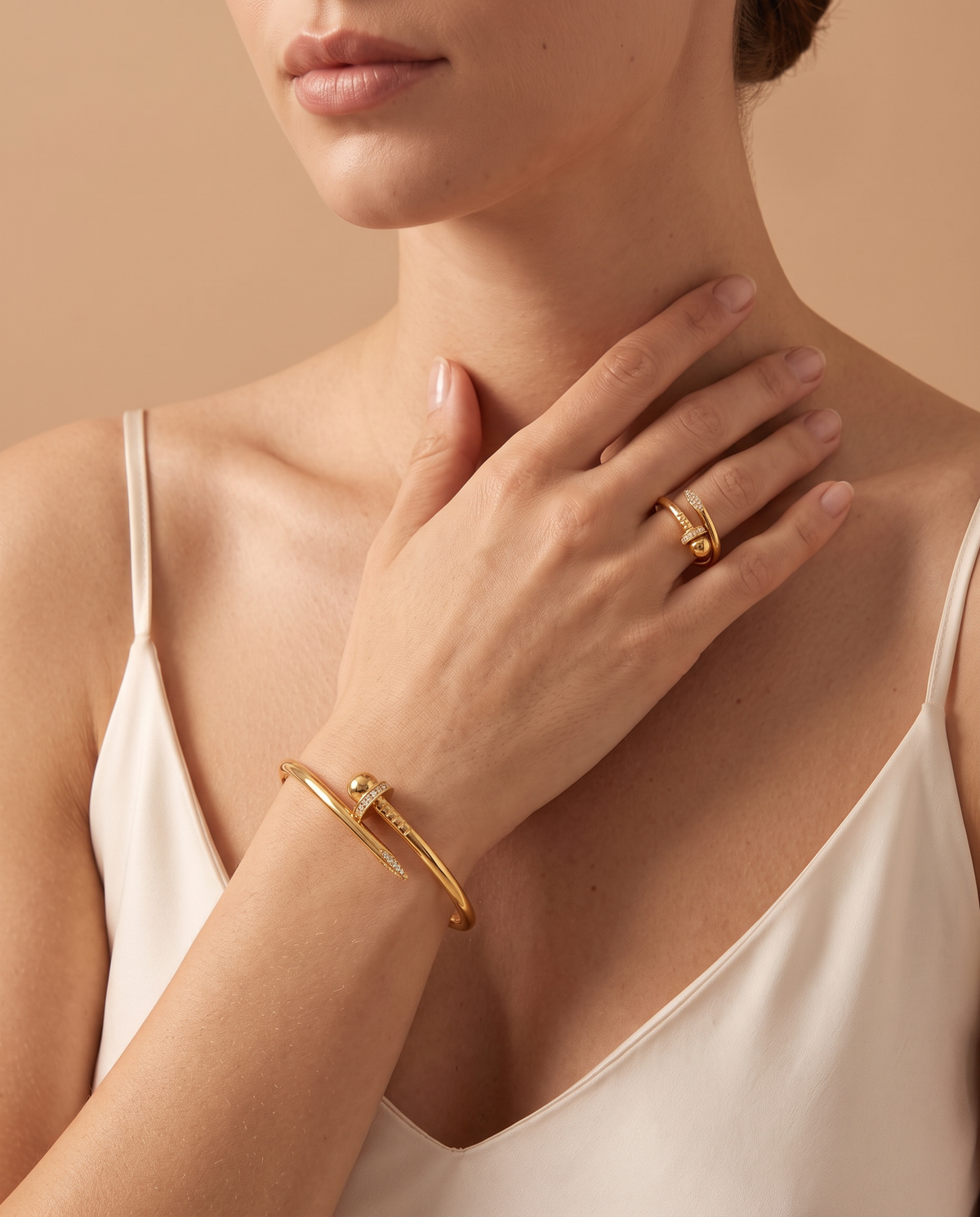 Timeless Beauty Set, gold-tone nail-style bangle and ring worn on model | Timeless Beauty set, goudkleurige spijkerarmband en ring gedragen door model