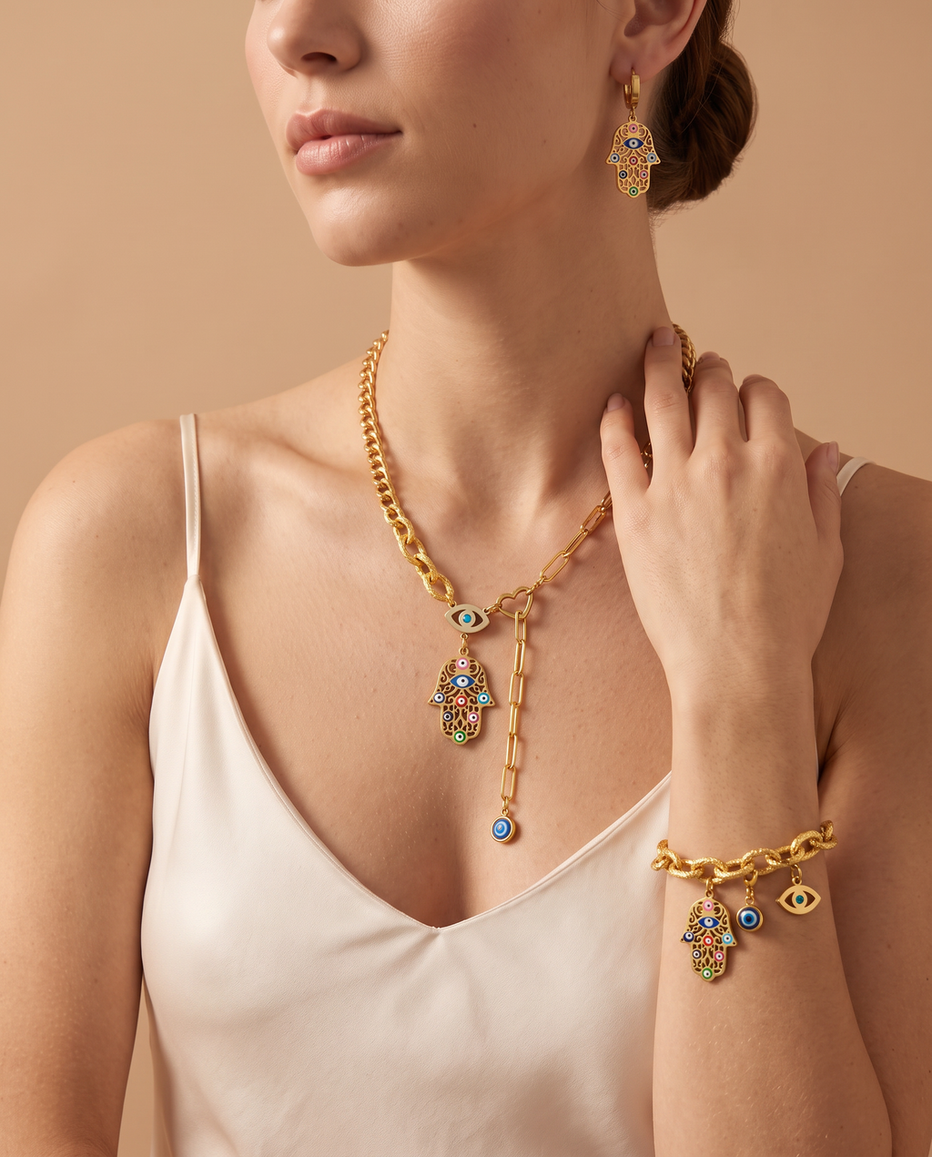 Soft Brilliance Set, Hamsa earrings, necklace and bracelet worn on model | Soft Brilliance set, Hamsa-oorbellen, ketting en armband gedragen door model