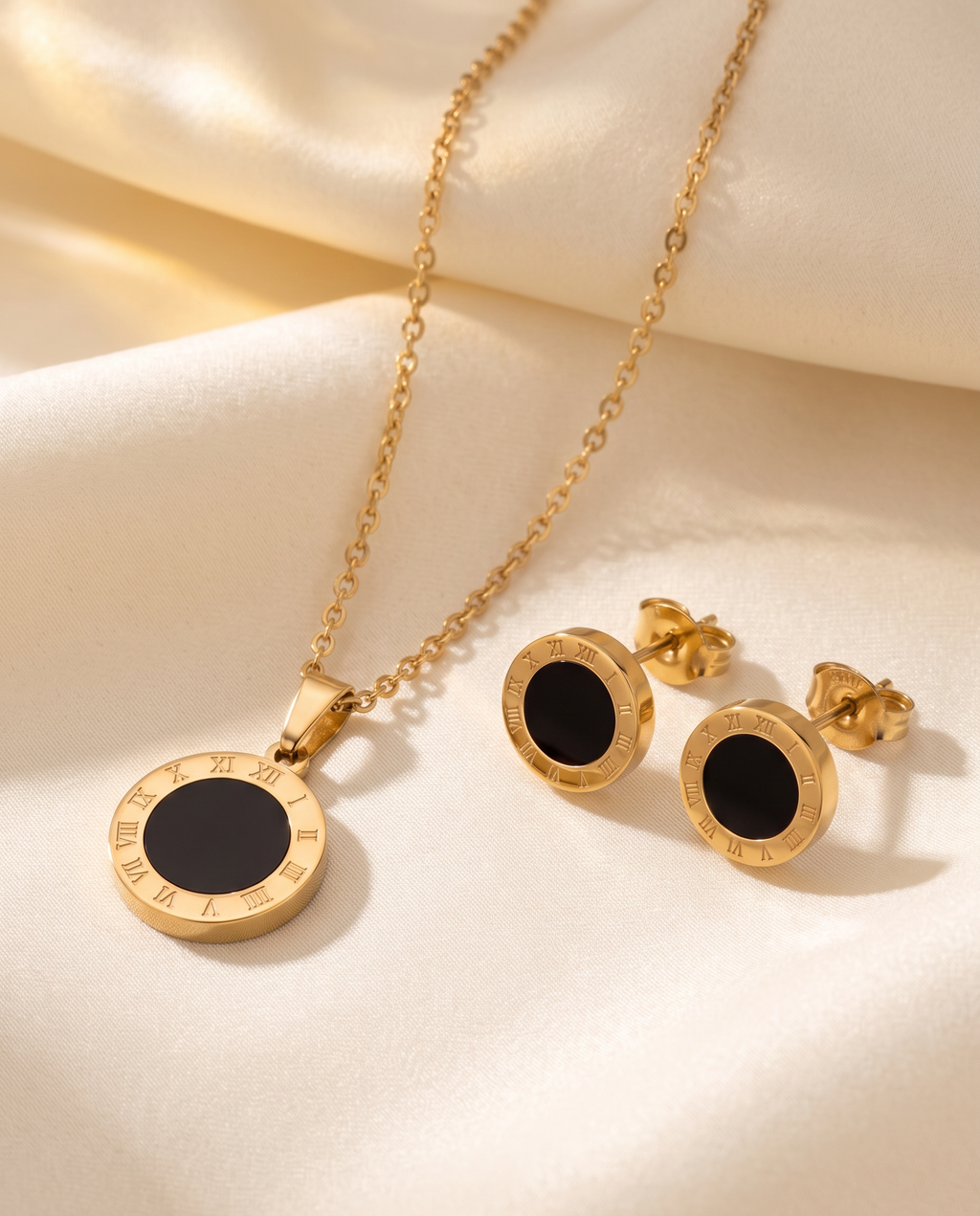 Mystic Moon Set, Roman numeral pendant and matching stud earrings | Mystic Moon set, hanger en bijpassende oorknopjes met Romeinse cijfers