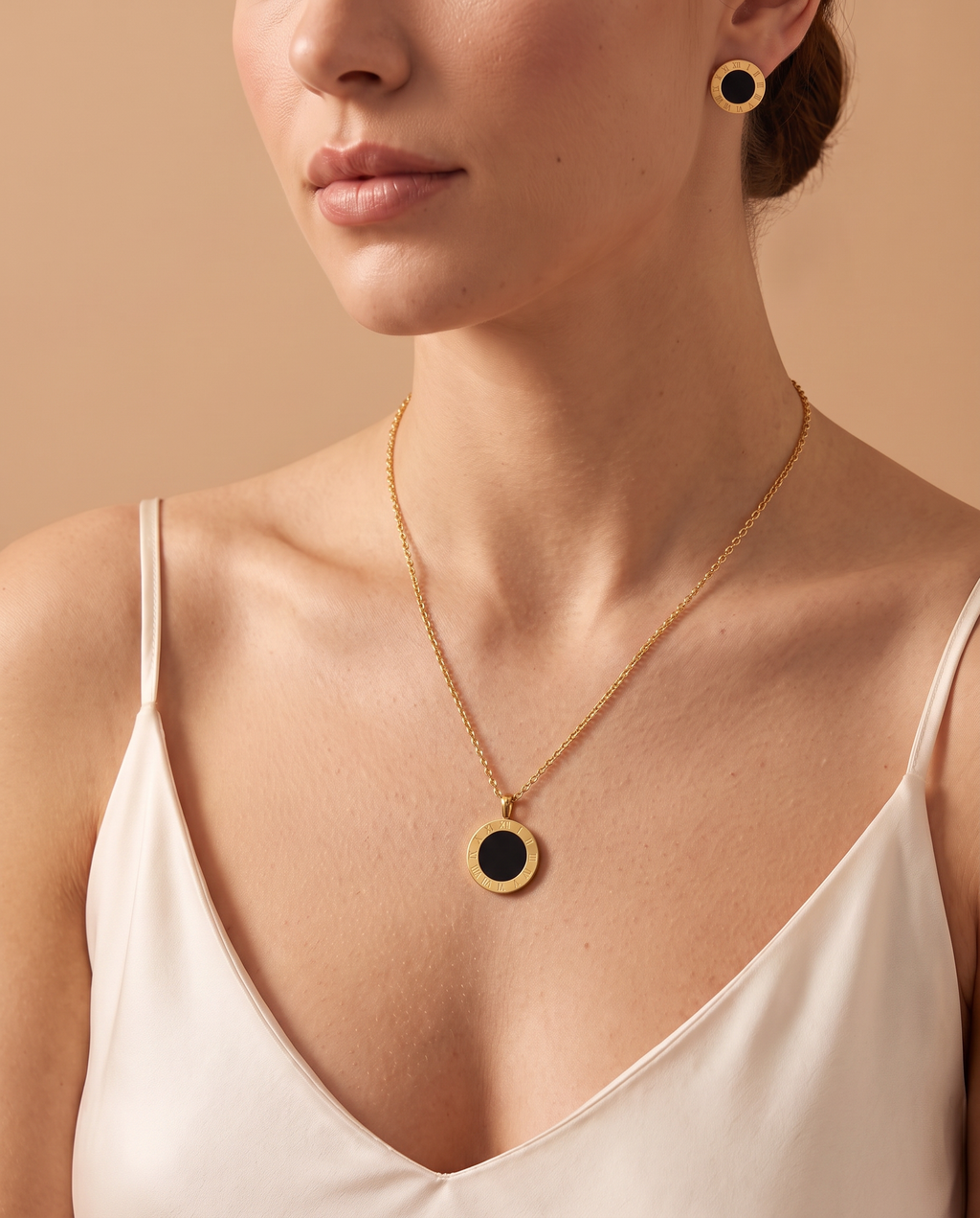 Mystic Moon Set, portrait on model with stud earring and pendant | Mystic Moon set, portret op model met oorknopje en hanger