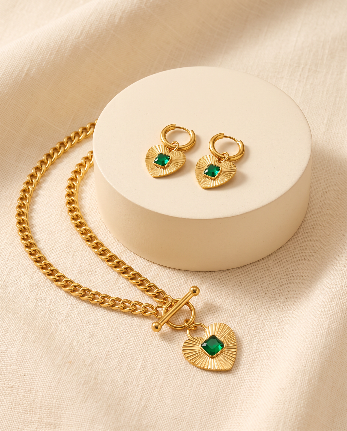 Ocean Grace Set, heart toggle necklace and heart huggie earrings with green stone | Ocean Grace set, hartketting met knevelsluiting en hartoorringen met groene steen