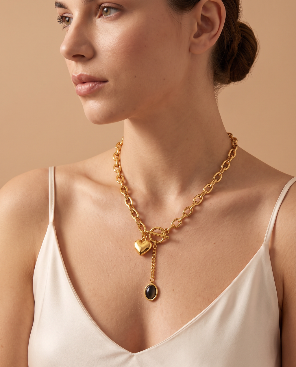 Timeless Glow Necklace, portrait on model | Timeless Glow ketting, portret op model