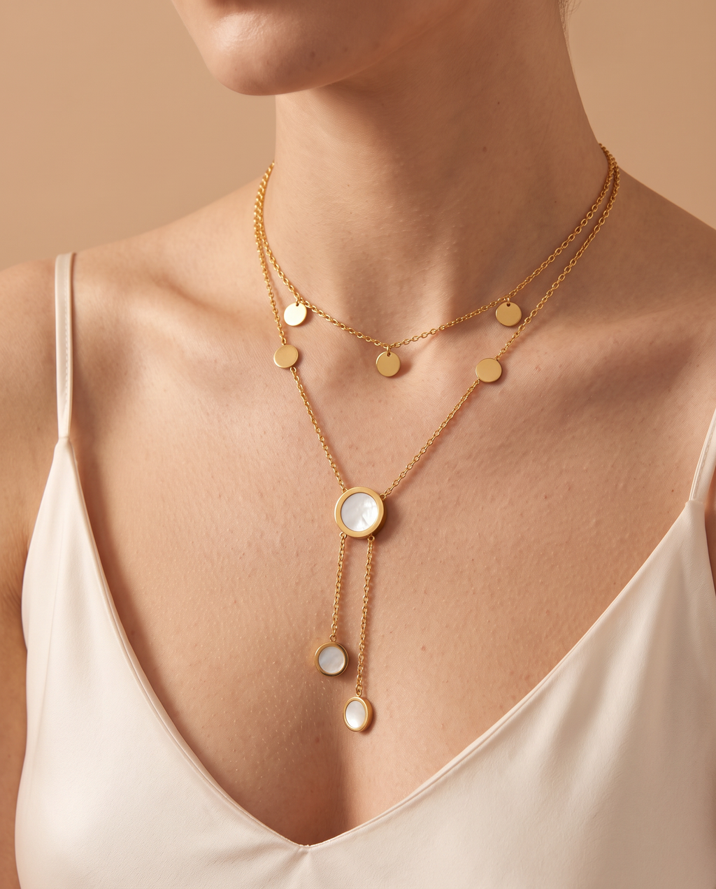 Sweet Glow Necklace, close-up of the discs and mother-of-pearl-look pendants | Sweet Glow ketting, close-up van de schijfjes en parelmoerkleurige hangers