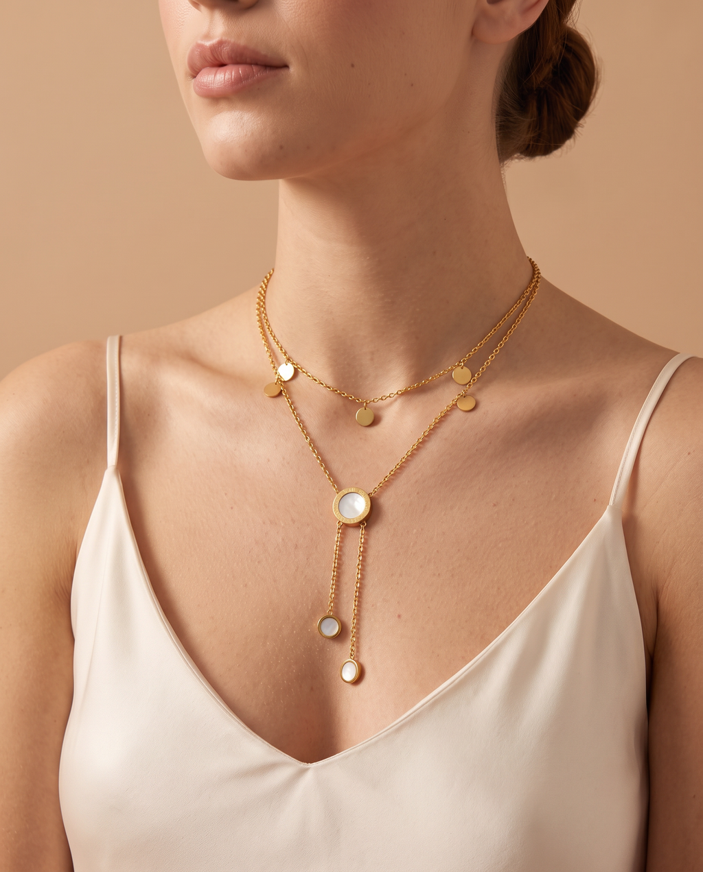 Sweet Glow Necklace, double gold-tone chain with discs and mother-of-pearl-look pendants worn on model | Sweet Glow ketting, dubbele goudkleurige ketting met schijfjes en parelmoerkleurige hangers gedragen door model
