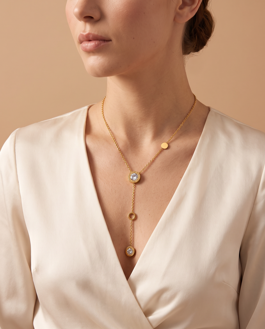 Radiant Day Necklace, portrait on model | Radiant Day ketting, portret op model
